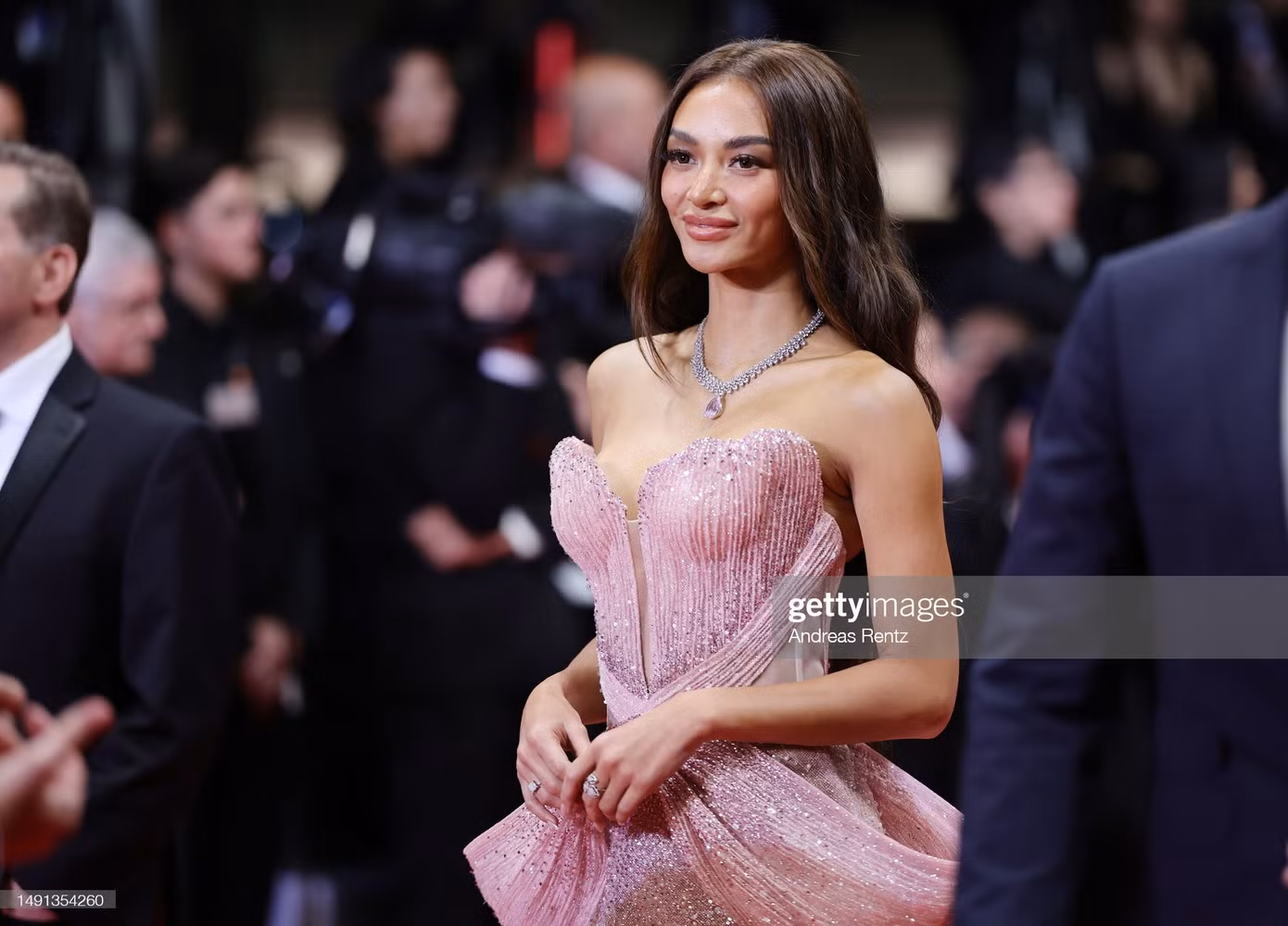 Kylie Fausto Verzosa sinh năm 1992 là diễn viên, người mẫu nổi tiếng Philippines. Năm 2022, người đẹp giành giải thưởng Nữ diễn viên xuất sắc tại LHP DIAFA 2022 ở Dubai cho vai diễn trong bộ phim The Housemaid.
