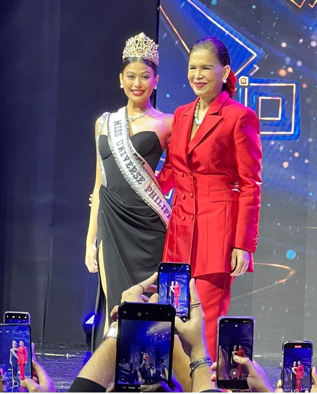 Sau đêm chung kết Hoa hậu Hoàn vũ Philippines 2023, bà Melanie Marquez cũng lên sân khấu để chúc mừng con gái. Sau 44 năm đăng quang, Melanie Marquez gây chú ý với vẻ ngoài quyền lực, sang trọng. Nhan sắc đã lộ nhiều dấu hiệu lão hóa nhưng Melanie Marquez vẫn có phong cách thời trang ấn tượng.