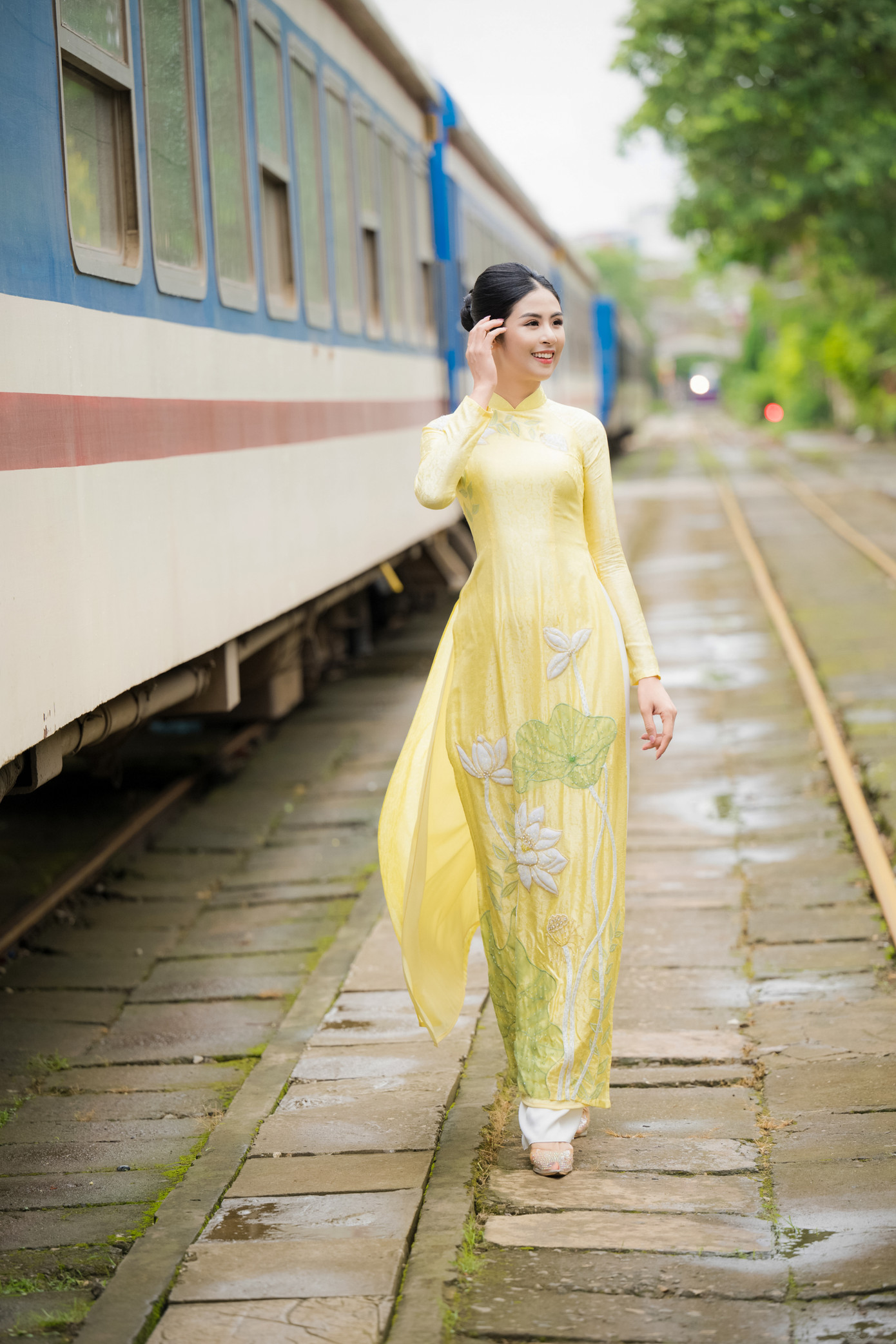 Ngọc Hân và bạn trai tổ chức đám cưới ở Hà Nội vào ngày 10/12. Mới kết hôn được gần nửa năm, cuộc sống hôn nhân mới chỉ bắt đầu nên Ngọc Hân còn nhiều bỡ ngỡ. Cô cho biết đang cố gắng làm quen với việc sắp xếp công việc để chăm chút cho tổ ấm.