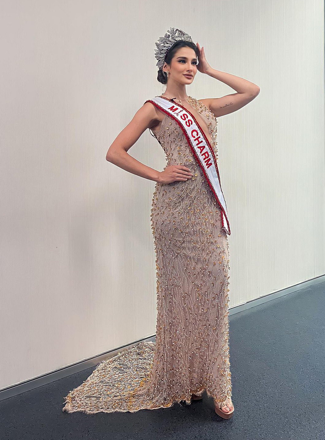 Đương kim Hoa hậu Sắc đẹp Quốc tế - Miss Charm 2023 Luma Russo nổi bật trong buổi chụp hình với nhan sắc xinh đẹp, mặn mà. Cô diện bộ váy đính kết tỉ mỉ, tôn lên vẻ đẹp dịu dàng. Khi vừa tới Indonesia, người đẹp Brazil gặp sự cố bị gãy vương miện.