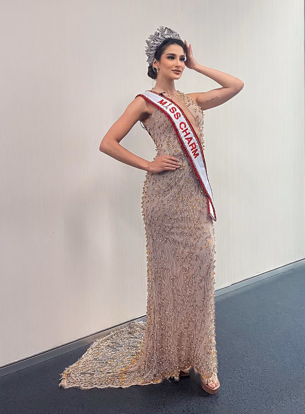 Đương kim Hoa hậu Sắc đẹp Quốc tế - Miss Charm 2023 Luma Russo nổi bật trong buổi chụp hình với nhan sắc xinh đẹp, mặn mà. Cô diện bộ váy đính kết tỉ mỉ, tôn lên vẻ đẹp dịu dàng. Khi vừa tới Indonesia, người đẹp Brazil gặp sự cố bị gãy vương miện.
