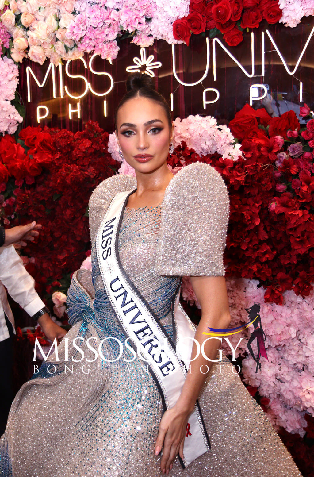 Trước đó, thông tin R'Bonney Gabriel sẽ có sự kiện Homecoming tại Philippines sau khi đăng quang gây tranh cãi. Nhiều ý kiến cho rằng R'Bonney Gabriel đeo sash USA khi tham dự Miss Universe 2022 thì cô phải tổ chức sự kiện Homecoming ở Mỹ. Nhưng cũng có nhiều ý kiến cho rằng R'Bonney Gabriel là người đẹp lai hai dòng máu Mỹ và Philippines nên việc cô chọn quê cha ở Philippines để tổ chức sự kiện Homecoming cũng không có gì đáng chê trách.