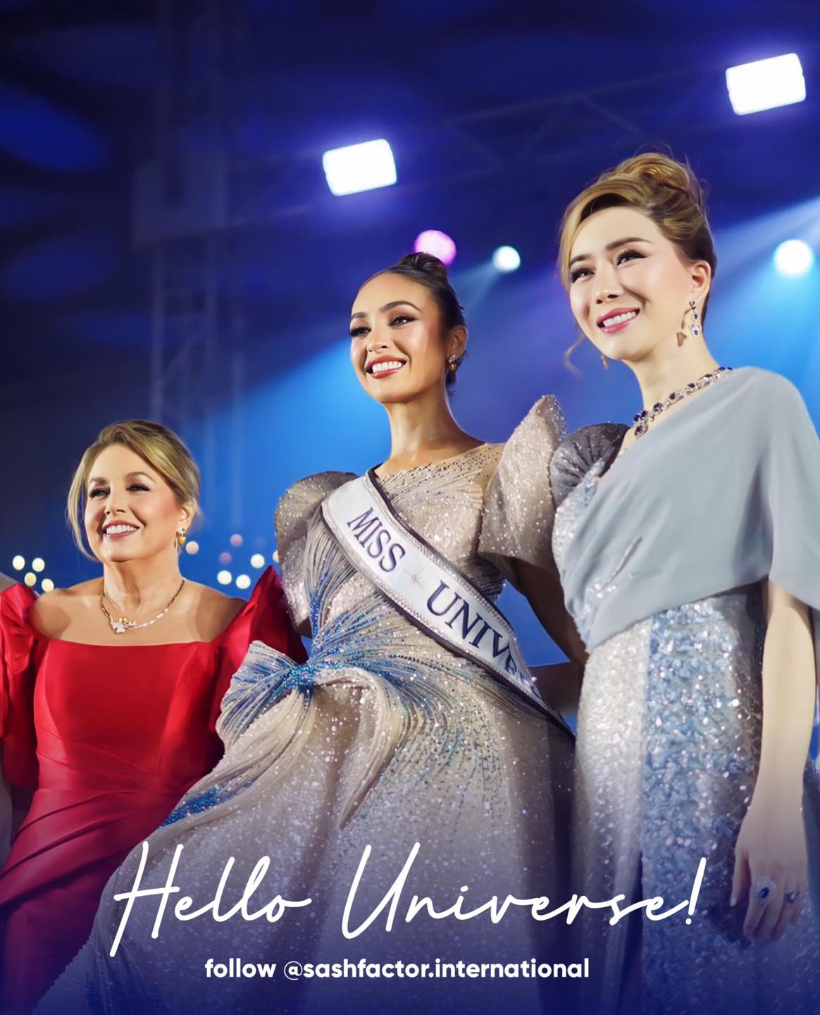 Đồng hành cùng R'Bonney Gabriel trong chuyến đi là nữ tỷ phú chuyển giới Anne Jakkaphong Jakrajutatip. Đây cũng là lần hiếm hoi chủ tịch Miss Universe - bà Paula Shugart (váy đỏ) tham gia một chuyến công tác cùng nữ tỷ phú Anne kể từ sau khi bà chính thức lên nắm quyền điều hành Hoa hậu Hoàn vũ sau khi mua lại từ tập đoàn IMG.