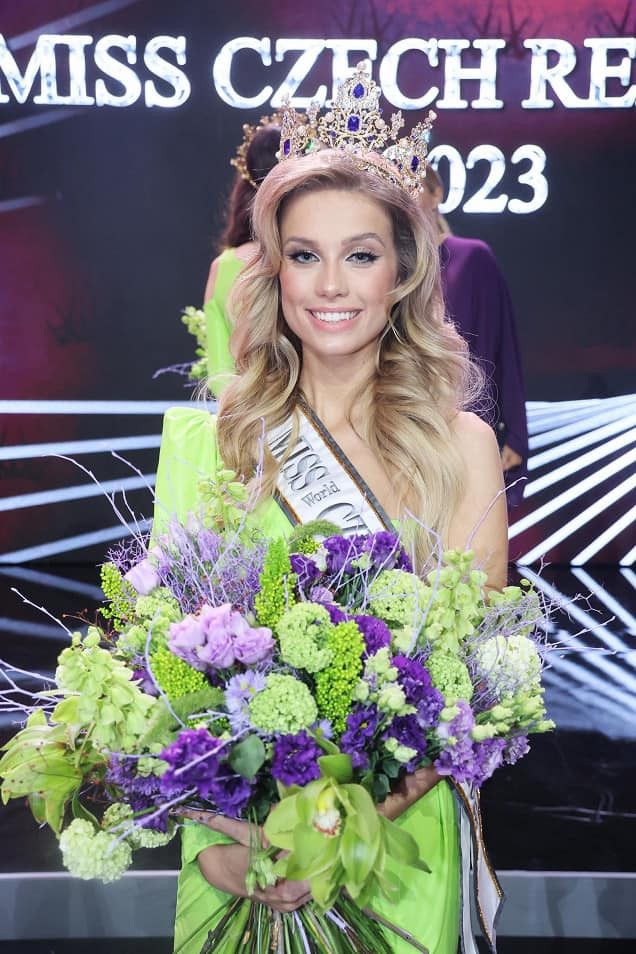 Justýna Zedníková và bạn trai hôn nhau trong khoảnh khắc đăng quang.