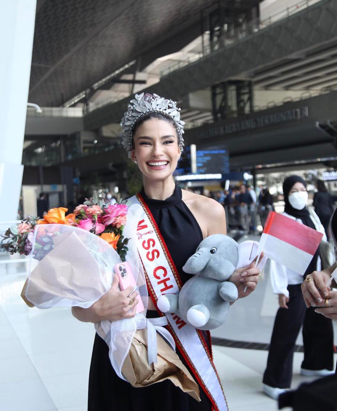 Đương kim Hoa hậu Sắc đẹp Quốc tế - Miss Charm 2023 Luma Russo diện váy cổ yếm khoe vai trần. Cô được chào đón nồng nhiệt ở sân bay. Đây là lần hiếm hoi người đẹp đi công tác nước ngoài sau khi đăng quang.