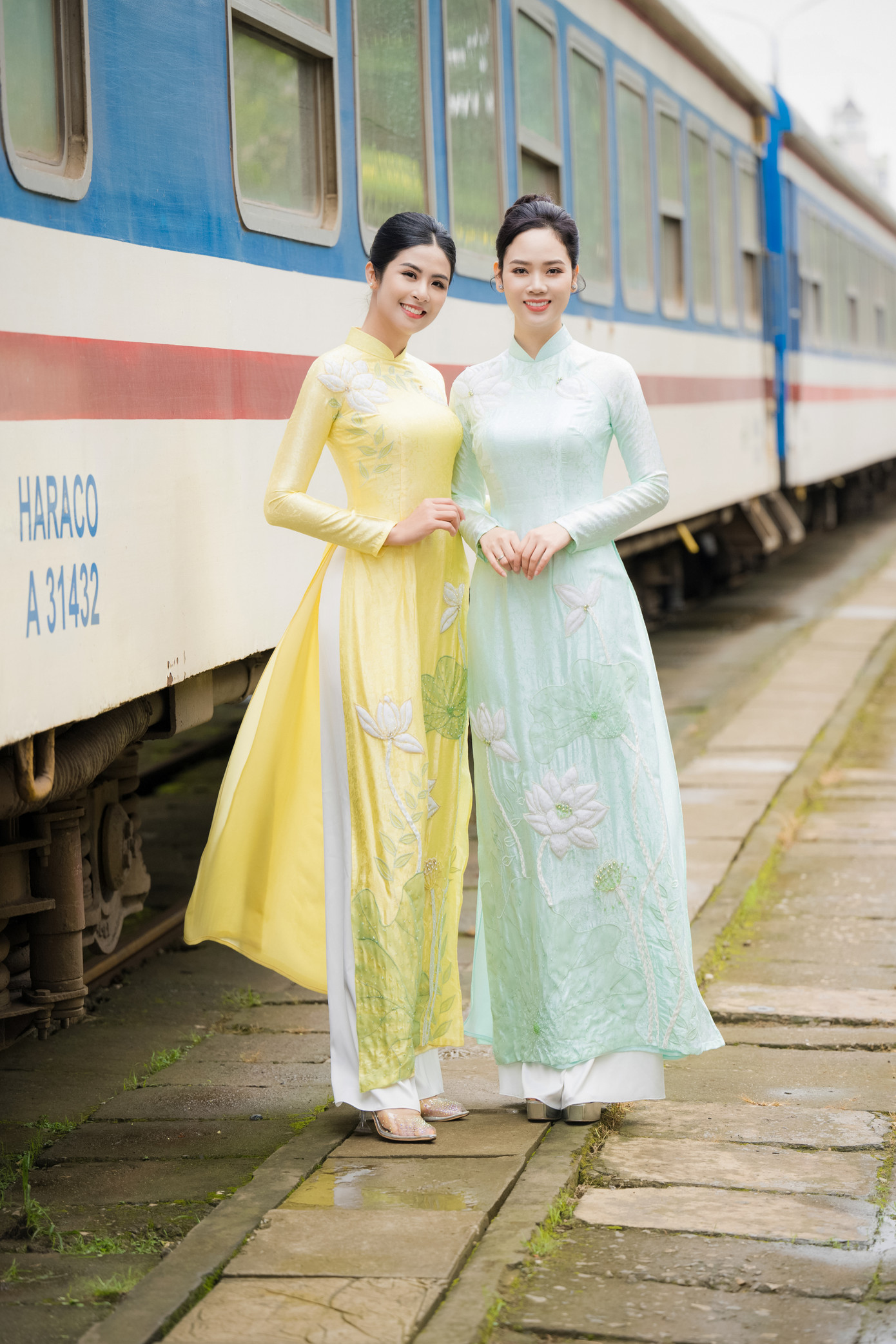 Chia sẻ với Tiền Phong, Ngọc Hân thổ lộ cô ngưỡng mộ tổ ấm viên mãn của đàn chị Mai Phương. "Tôi mới bước chân vào cuộc sống hôn nhân nên còn nhiều bỡ ngỡ. Chị Mai Phương là tấm gương sáng của tôi trong việc vun vén, chăm sóc cho tổ ấm. Chị là hình mẫu tôi ngưỡng mộ".