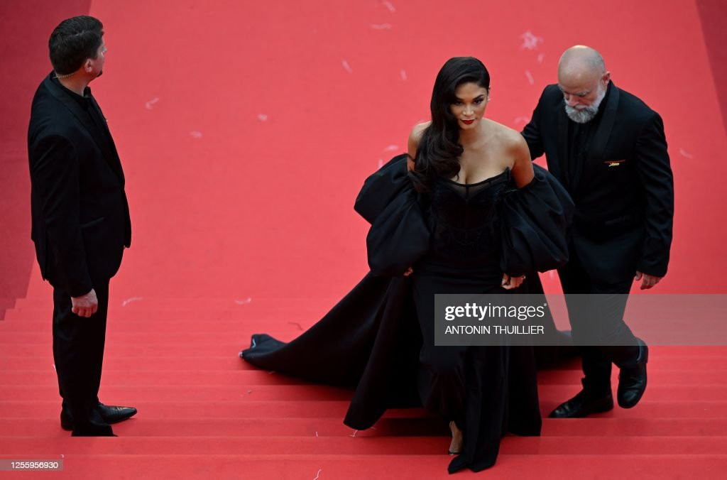 Bộ váy của Hoa hậu Hoàn vũ 2015 được đánh giá không quá hở hang, chú trọng khoe lưng trần. Thiết kế được đánh giá là thanh lịch, sang trọng nhưng vẫn ấn tượng nhờ điểm nhấn là phần đuôi váy cầu kỳ. Trước đó, bộ váy mà Pia mặc trong đêm khai mạc LHP Cannes cũng được đánh giá cao.