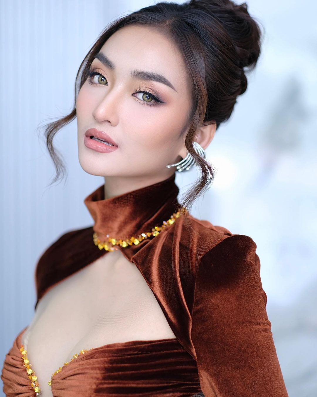 Tối 5/5, lễ khai mạc SEA Games 32 đã diễn ra hoành tráng, sôi động tại sân vận động Morodok Techo. Ngay sau lễ khai mạc, hình ảnh đoàn thể thao Campuchia diễu hành cũng gây chú ý với các fan sắc đẹp vì người cầm biển tên dẫn đoàn chính là Pich Votey Saravody - Á hậu 5 của Hoa hậu Hòa bình Quốc tế 2022.