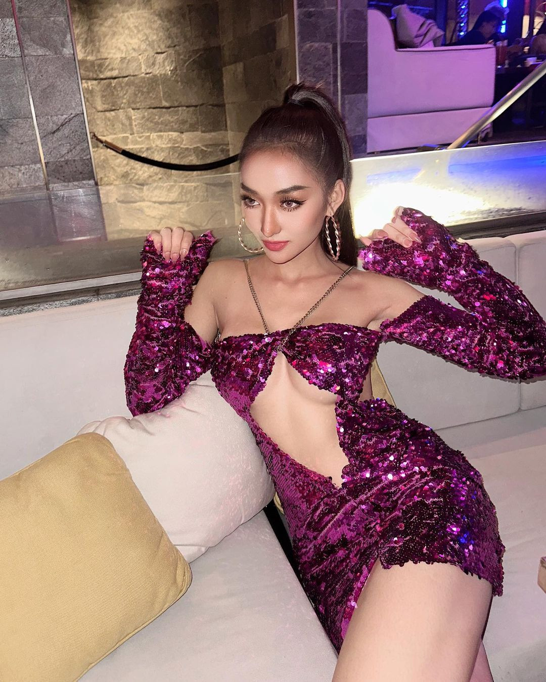 Năm 2022, cô giành chiến thắng ở Hoa hậu Hòa bình Campuchia và được cử đi thi Hoa hậu Hòa bình Quốc tế 2022 tổ chức ở Indonesia. Với sắc vóc nổi bật, cô được coi là ứng viên tiềm năng ở khu vực Đông Nam Á.