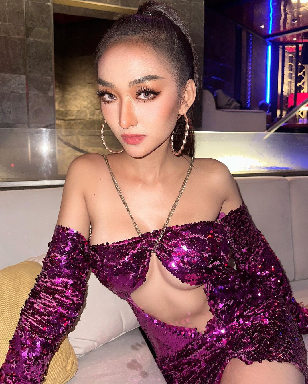 Năm 2022, cô giành chiến thắng ở Hoa hậu Hòa bình Campuchia và được cử đi thi Hoa hậu Hòa bình Quốc tế 2022 tổ chức ở Indonesia. Với sắc vóc nổi bật, cô được coi là ứng viên tiềm năng ở khu vực Đông Nam Á.