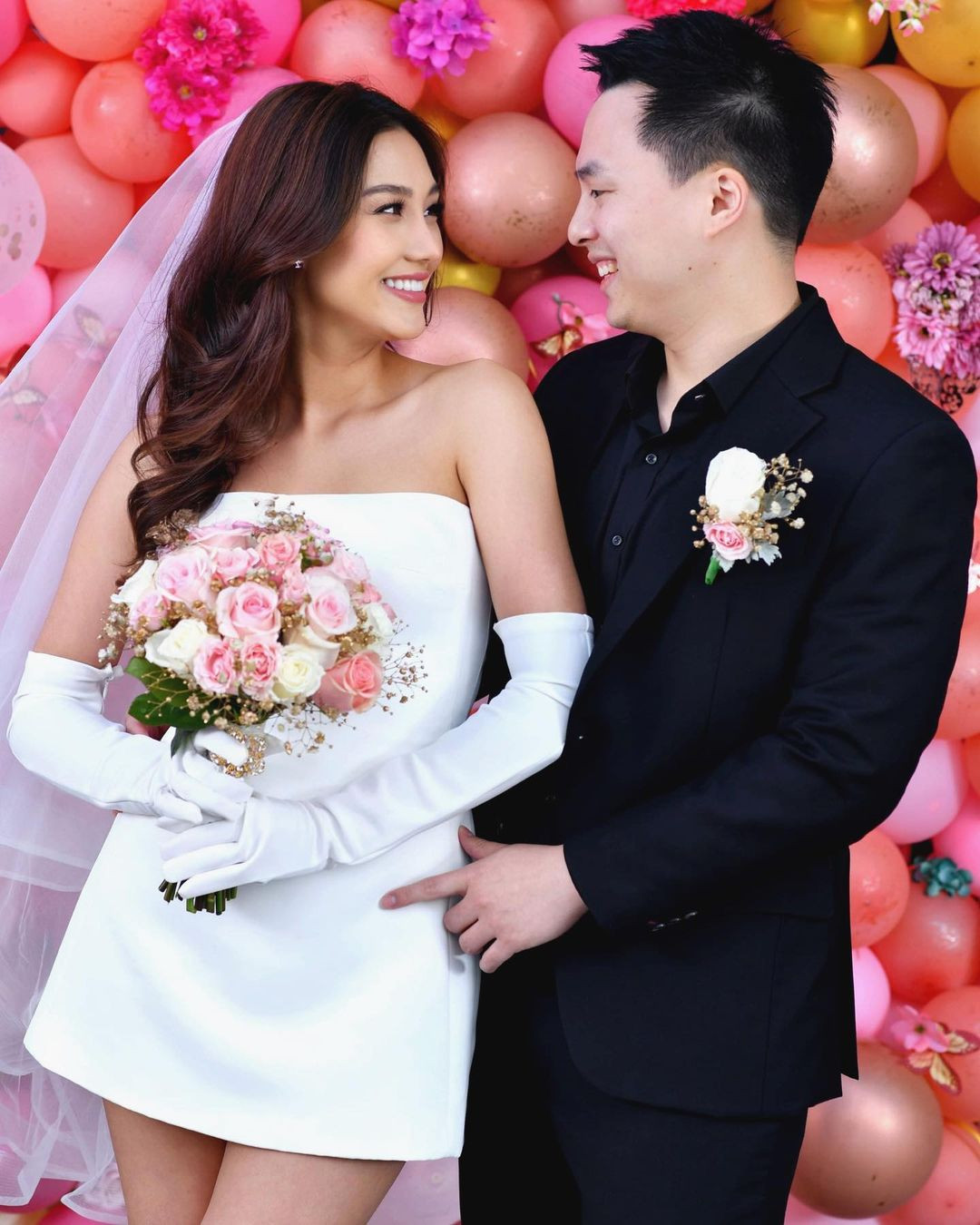 Hình ảnh Nicolene Limsnukan và bạn trai trong tiệc đính hôn.