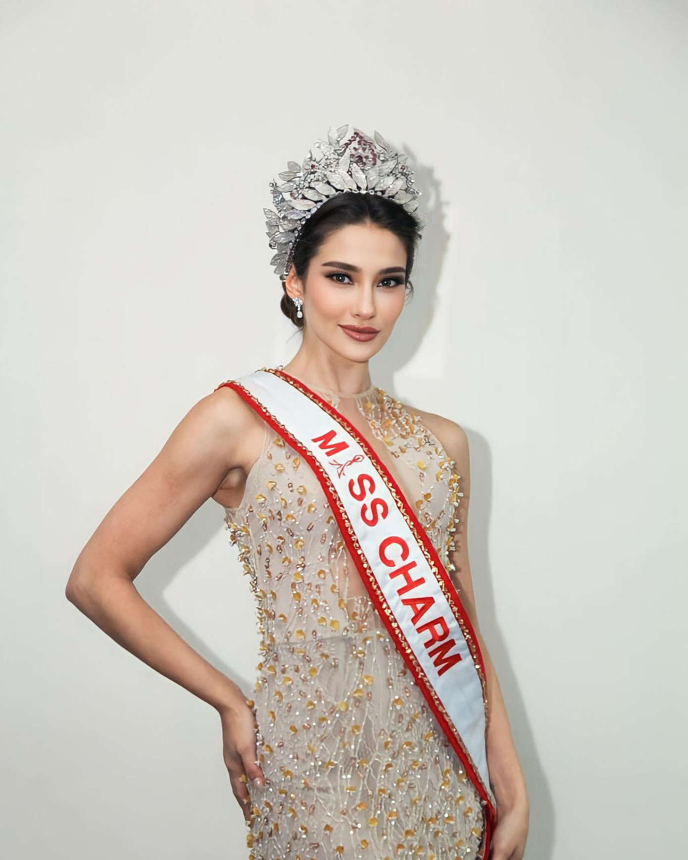 Đương kim Hoa hậu Sắc đẹp Quốc tế - Miss Charm 2023 Luma Russo nổi bật trong buổi chụp hình với nhan sắc xinh đẹp, mặn mà. Cô diện bộ váy đính kết tỉ mỉ, tôn lên vẻ đẹp dịu dàng. Khi vừa tới Indonesia, người đẹp Brazil gặp sự cố bị gãy vương miện.