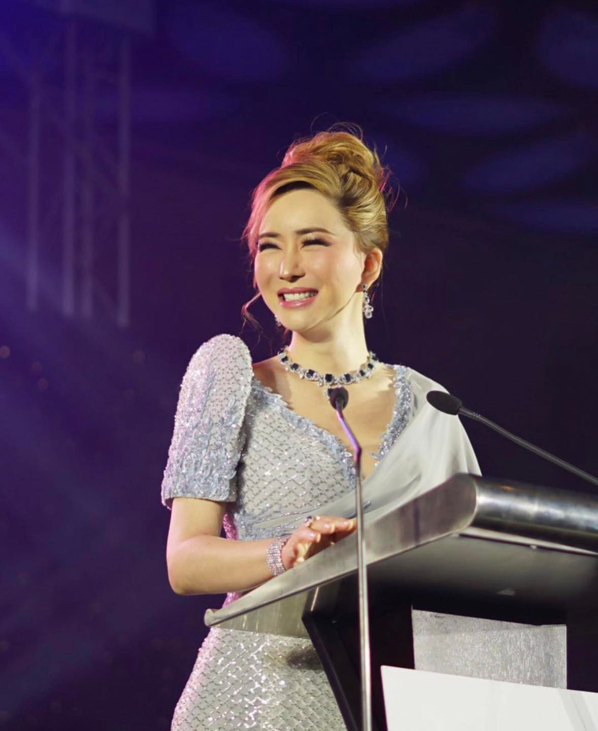 Trong khi đó nữ tỷ phú chuyển giới Anne Jakkaphong Jakrajutatip cũng có một thời gian đương đầu với áp lực dư luận sau khi nắm quyền điều hành cuộc thi Miss Universe. Bà Anne được cho là độc đoán, tuy nhiên cũng không thể phủ nhận nỗ lực của bà trong việc cải cách cuộc thi Hoa hậu Hoàn vũ sau nhiều thập kỷ tồn tại và phát triển.