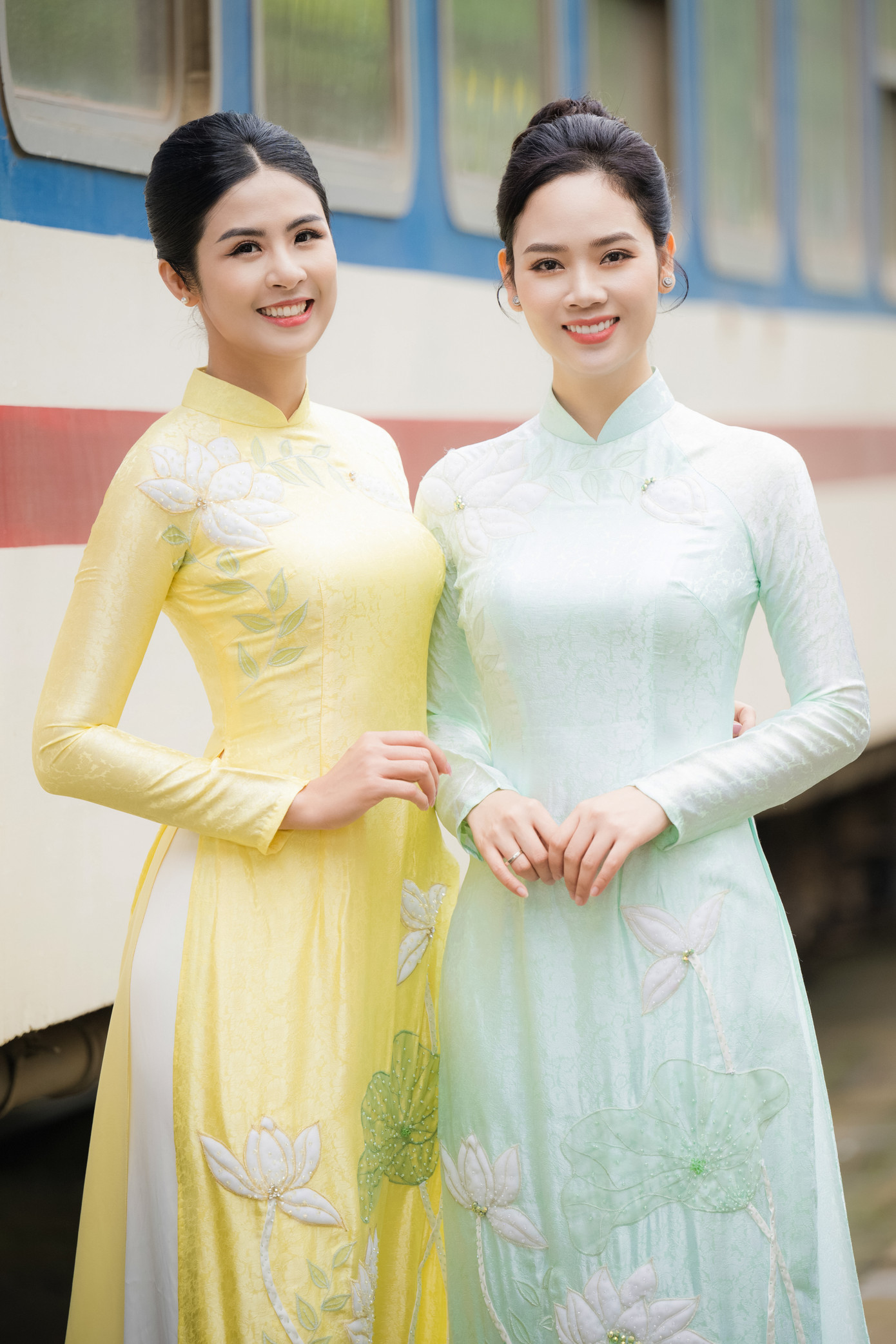 Chia sẻ với Tiền Phong, Ngọc Hân thổ lộ cô ngưỡng mộ tổ ấm viên mãn của đàn chị Mai Phương. "Tôi mới bước chân vào cuộc sống hôn nhân nên còn nhiều bỡ ngỡ. Chị Mai Phương là tấm gương sáng của tôi trong việc vun vén, chăm sóc cho tổ ấm. Chị là hình mẫu tôi ngưỡng mộ".