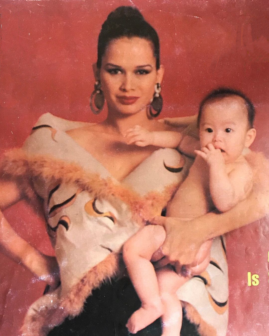 Bà Melanie Marquez đã trải qua 5 cuộc hôn nhân. Bà có có tổng cộng 6 người con và họ đều là những người thành đạt, nổi tiếng. Tân Hoa hậu Hoàn vũ Philippines 2023 Michelle Marquez Dee là con gái của bà Melanie Marquez và doanh nhân Frederick Dee.