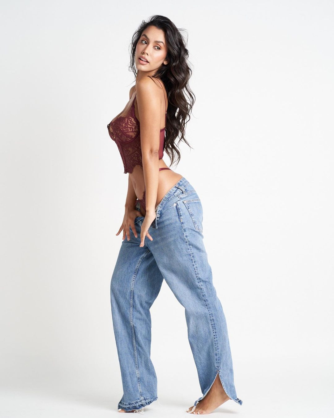 Trước đó, Camila Escribens tham dự Miss Peru 2019 và giành ngôi Á hậu 1. Năm đó, Hoa hậu Anyella Pamela Grados bị tước vương miện vì lộ ảnh say xỉn nơi công cộng. Nhiều người cho rằng Camila Escribens sẽ được đôn lên hoa hậu tuy nhiên ban tổ chức Miss Peru vẫn giữ nguyên quyết định cử cô tới đấu trường Hoa hậu Hòa bình.