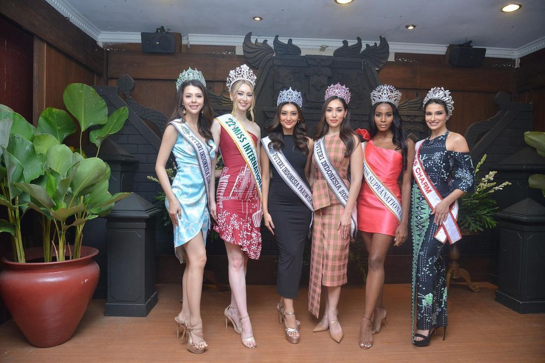 Đây cũng là lần hiếm hoi đánh dấu ba hoa hậu quốc tế đang đương nhiệm cùng hội ngộ. Các người đẹp được ban tổ chức Puteri Indonesia chào đón nồng nhiệt, hoành tráng. Puteri Indonesia là tổ chức uy tín, nắm quyền điều hành cuộc thi nhan sắc cấp quốc gia đình đám ở quốc gia vạn đảo trong nhiều thập kỷ. Năm 2022, Puteri Indonesia mất bản quyền Miss Universe vào tay công ty PT Capella Swastika Karya.