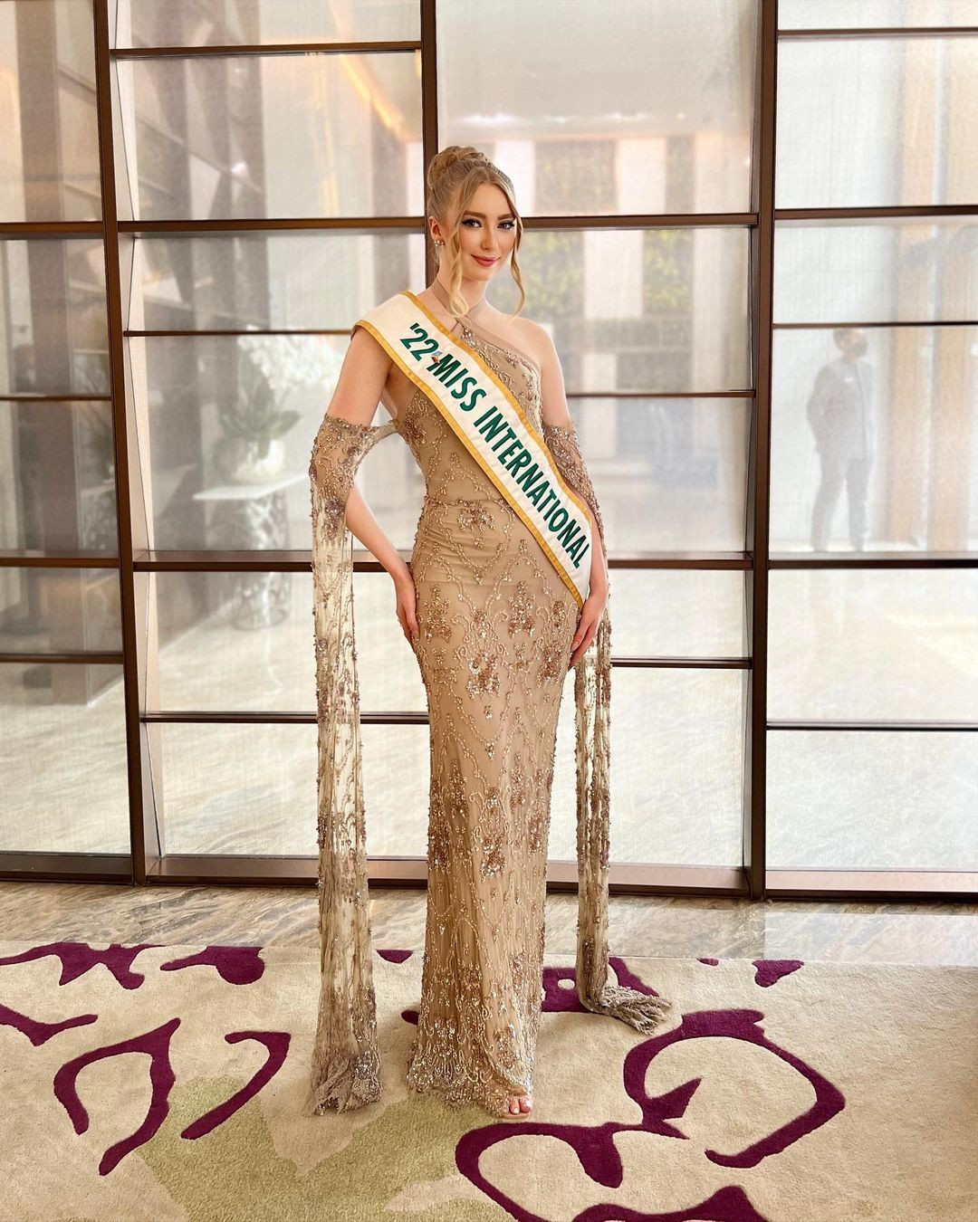 Jasmin Selberg sẽ trao danh hiệu cho người đẹp đại diện Indonesia tại cuộc thi Hoa hậu Quốc tế 2023. Năm ngoái, bạn cùng thi với Jasmin ở Nhật Bản là Hoa hậu Quốc tế Indonesia 2022 Cindy May McGuire.