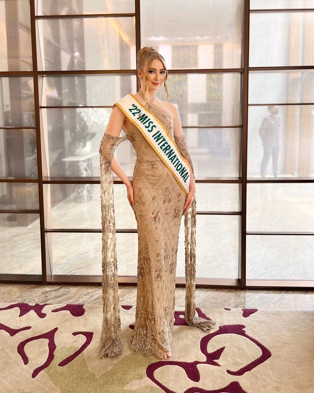 Jasmin Selberg sẽ trao danh hiệu cho người đẹp đại diện Indonesia tại cuộc thi Hoa hậu Quốc tế 2023. Năm ngoái, bạn cùng thi với Jasmin ở Nhật Bản là Hoa hậu Quốc tế Indonesia 2022 Cindy May McGuire.