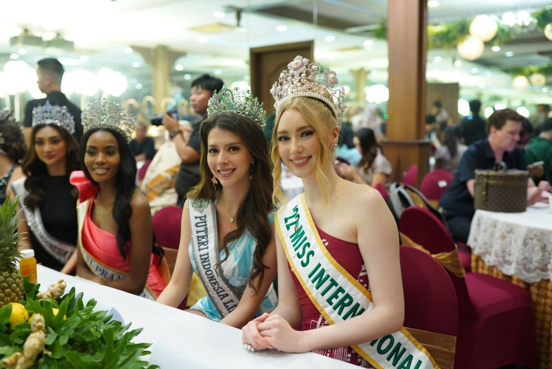 Sự xuất hiện của ba hoa hậu quốc tế đang đương nhiệm cùng nhiều người đẹp thế giới đình đám khác hứa hẹn sẽ thu hút sự chú ý theo dõi của khán giả trong đêm chung kết Puteri Indonesia 2023 vào ngày 19/5.