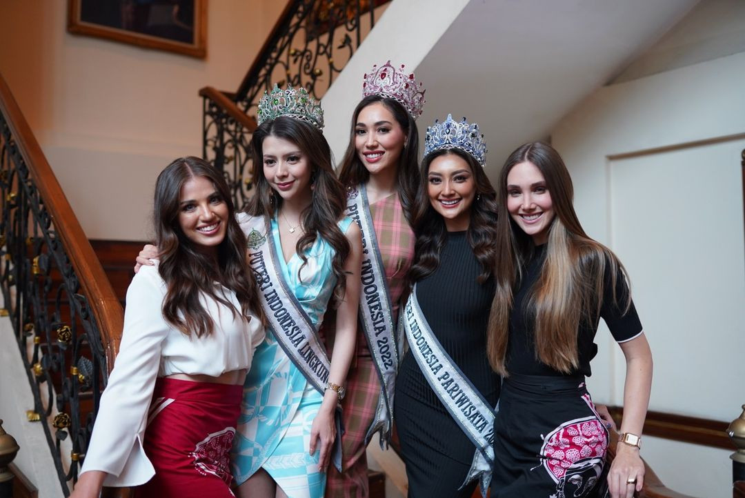 Hoa hậu Siêu quốc gia 2021 Chanique Rabe và Hoa hậu Quốc tế 2015 Edymar Martínez cũng đã có mặt ở Indonesia chuẩn bị dự chung kết Puteri Indonesia 2023.