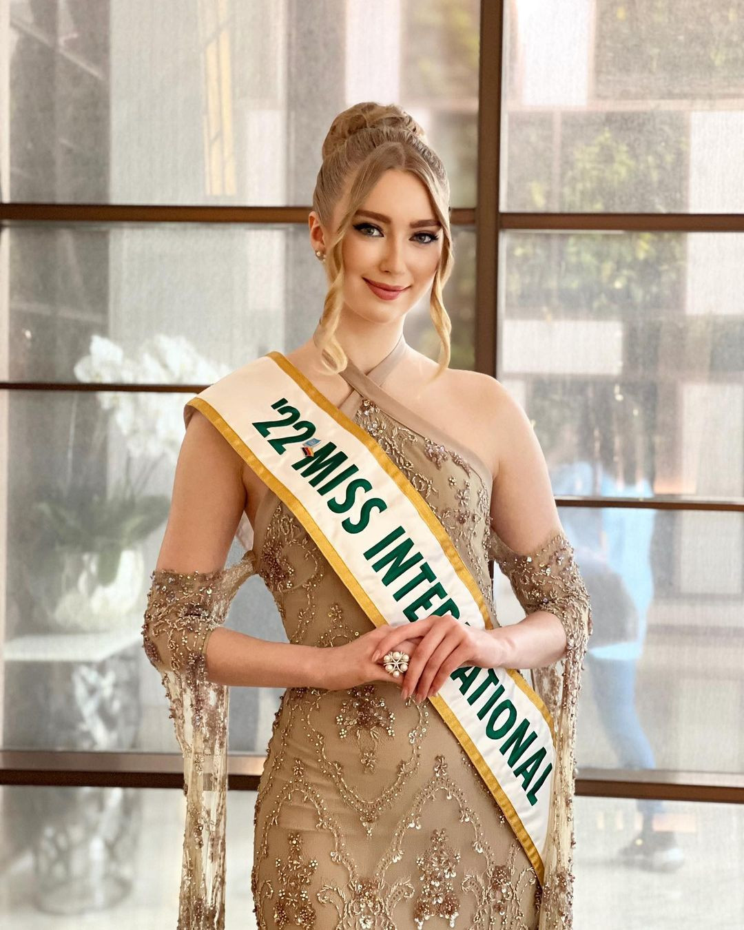 Jasmin Selberg mặc váy dạ hội đính kết lộng lẫy, cầu kỳ khoe vai trần. Nhan sắc của cô được đánh giá ngọt ngào, duyên dáng. Sau nửa nhiệm kỳ im ắng, thời gian gần đây mỹ nhân Đức hoạt động sôi nổi hơn. Cô tham gia nhiều sự kiện, đi công tác ở nhiều nơi trên thế giới.