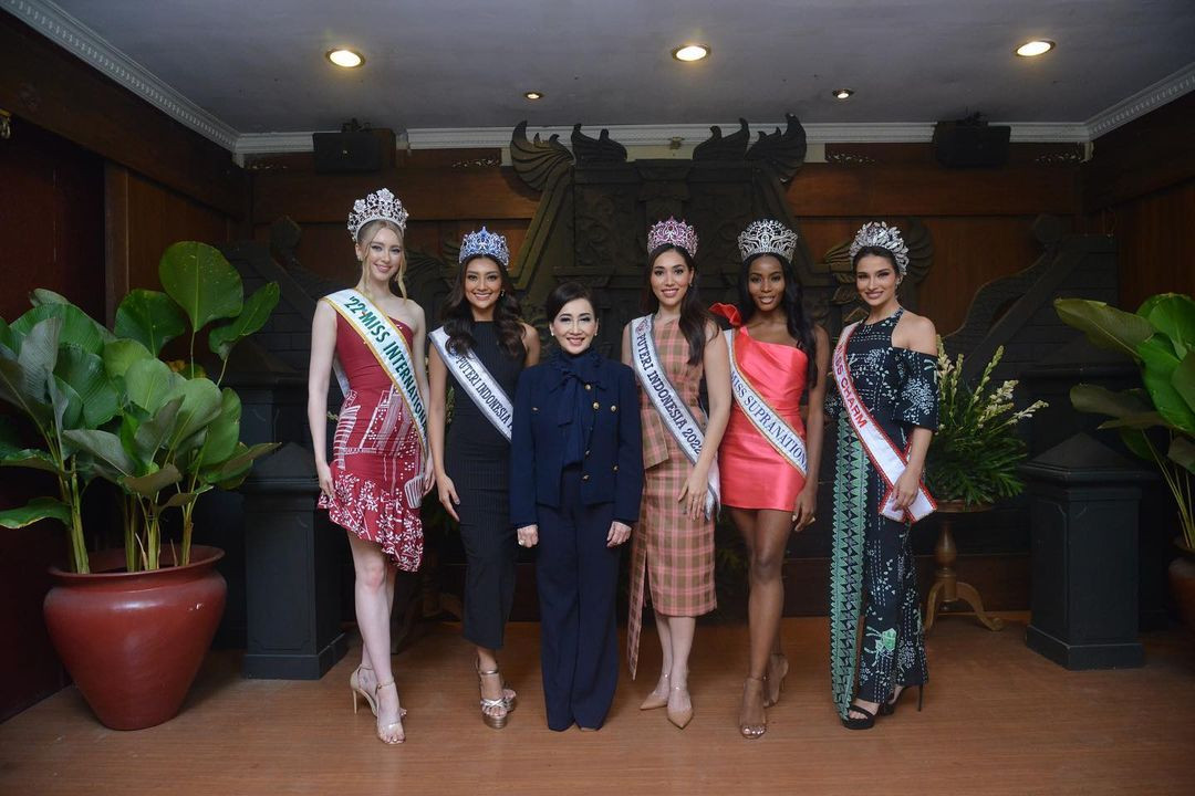 Đây cũng là lần hiếm hoi đánh dấu ba hoa hậu quốc tế đang đương nhiệm cùng hội ngộ. Các người đẹp được ban tổ chức Puteri Indonesia chào đón nồng nhiệt, hoành tráng. Puteri Indonesia là tổ chức uy tín, nắm quyền điều hành cuộc thi nhan sắc cấp quốc gia đình đám ở quốc gia vạn đảo trong nhiều thập kỷ. Năm 2022, Puteri Indonesia mất bản quyền Miss Universe vào tay công ty PT Capella Swastika Karya.