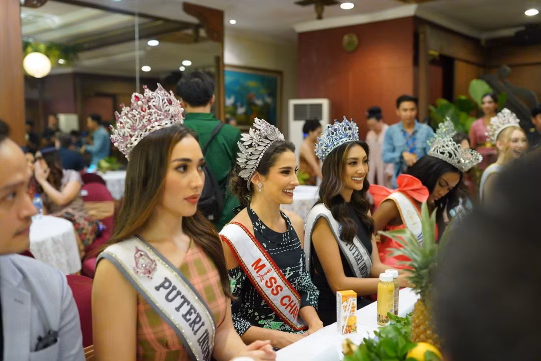 Sự xuất hiện của ba hoa hậu quốc tế đang đương nhiệm cùng nhiều người đẹp thế giới đình đám khác hứa hẹn sẽ thu hút sự chú ý theo dõi của khán giả trong đêm chung kết Puteri Indonesia 2023 vào ngày 19/5.