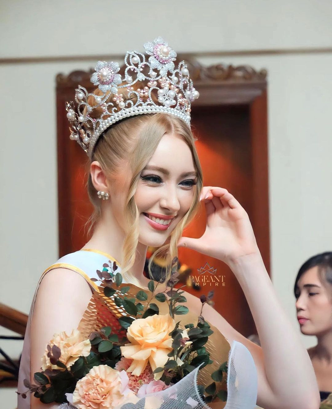 Đương kim Hoa hậu Quốc tế 2022 Jasmin Selberg rạng rỡ khi tham dự buổi chụp hình. Cô khoe nhan sắc xinh đẹp, rạng rỡ khi đội chiếc vương miện do các nghệ nhân Việt Nam chế tác.