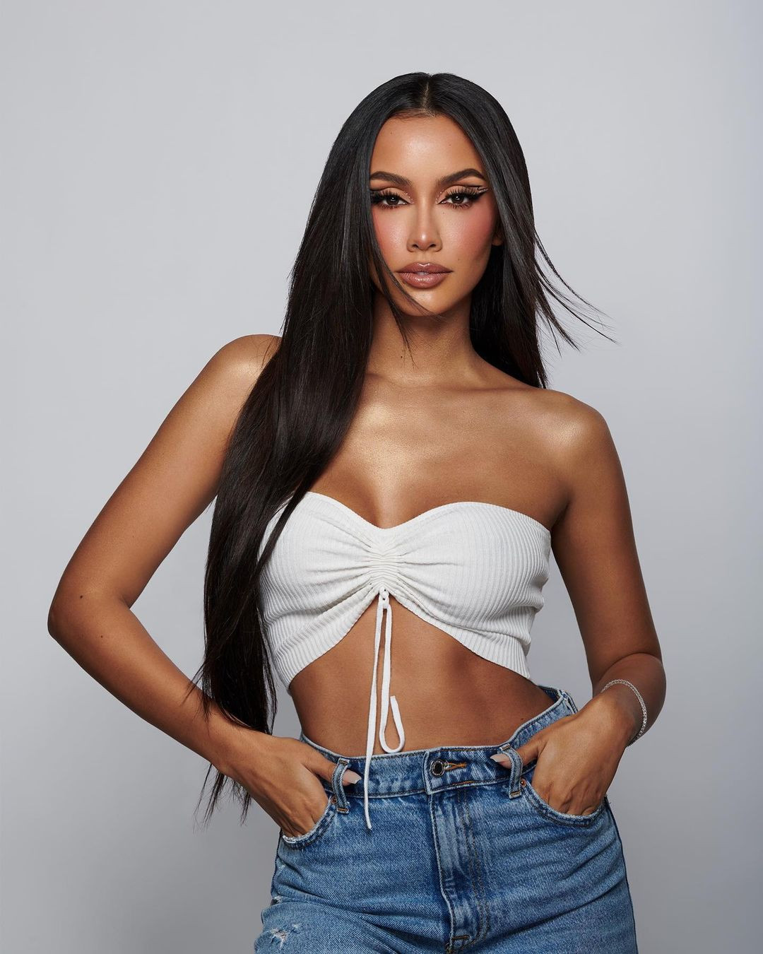 Sáng 19/5, chuyên trang Sash Factor đưa tin người đẹp Camila Escribens đăng quang ngôi vị Hoa hậu Hoàn vũ Peru 2023. Ngôi vị Á hậu 1 thuộc về người đẹp một con Suheyn Cipriani, Á hậu 2 thuộc về người đẹp Nathaly Terrones.