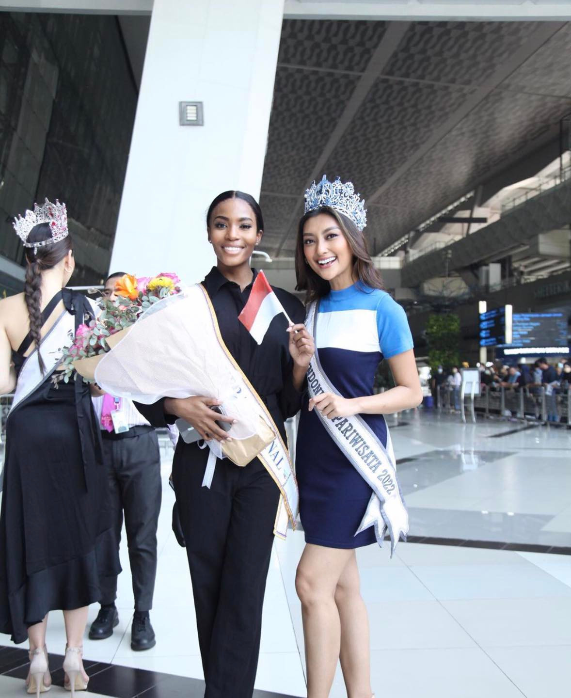 Lalela Mswane diện bộ quần áo màu đen kín đáo, trang điểm nhẹ nhàng. Cô vui mừng khi gặp lại người bạn cùng thi là Adinda Cresheilla - Á hậu 3 Hoa hậu Siêu quốc gia 2022.