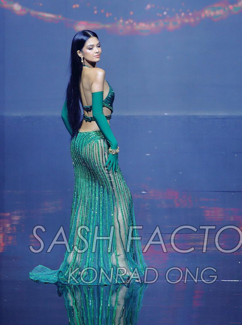 Á hậu 2 Angelique Manto diện váy dạ hội đính đá màu xanh, cut-out quyến rũ. Không có lợi thế về chiều cao nhưng người đẹp vẫn thu hút bởi cách trình diễn chuyên nghiệp.