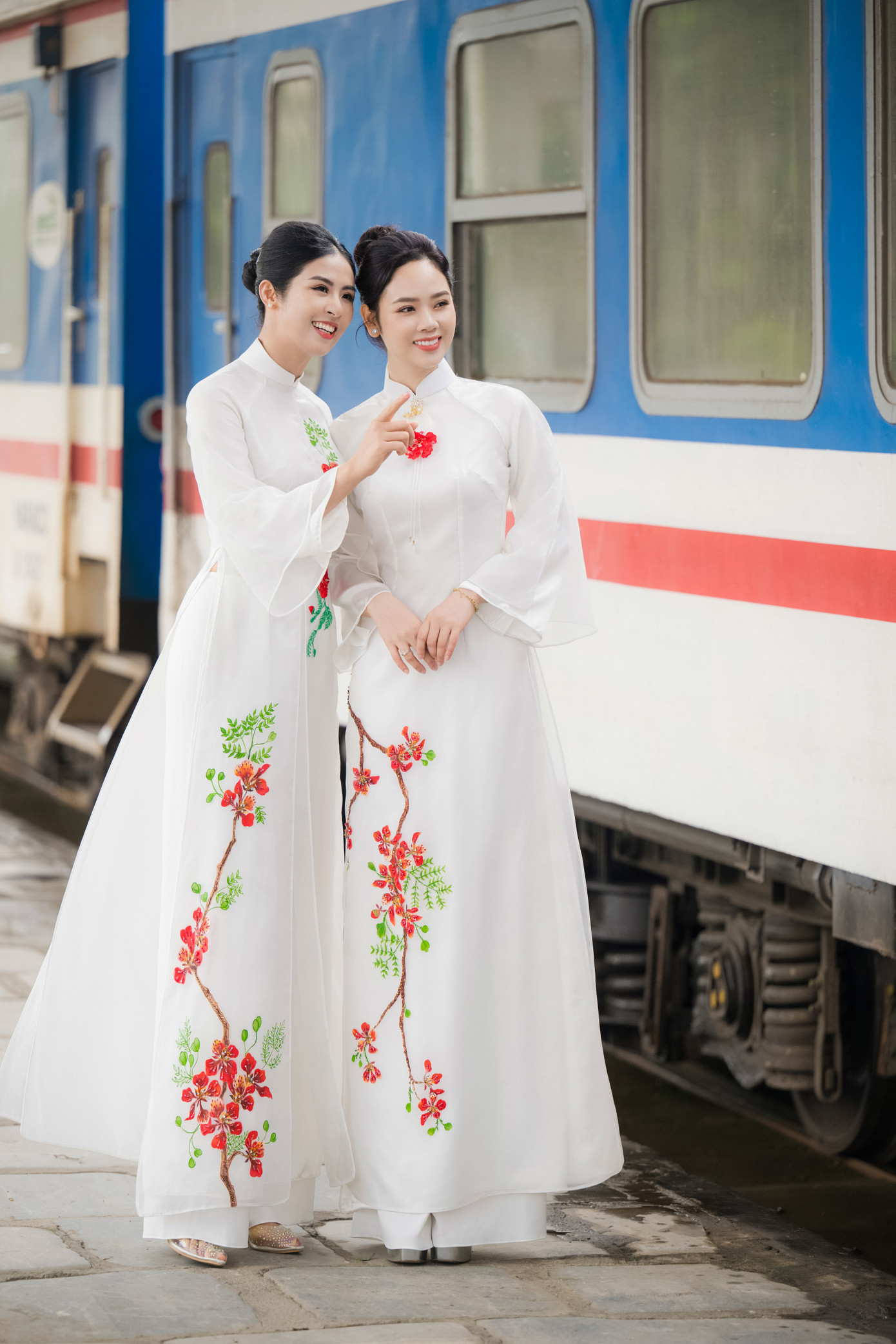 Năm nay, Hoa hậu Ngọc Hân và Mai Phương tiếp tục đồng hành cùng Lễ hội Hoa phượng đỏ 2023 tại Hải Phòng. Trước đó, cả hai cùng tham dự sự kiện năm 2022. Vốn là những người đẹp cùng quê Hải Phòng nên Ngọc Hân và Mai Phương thân thiết.