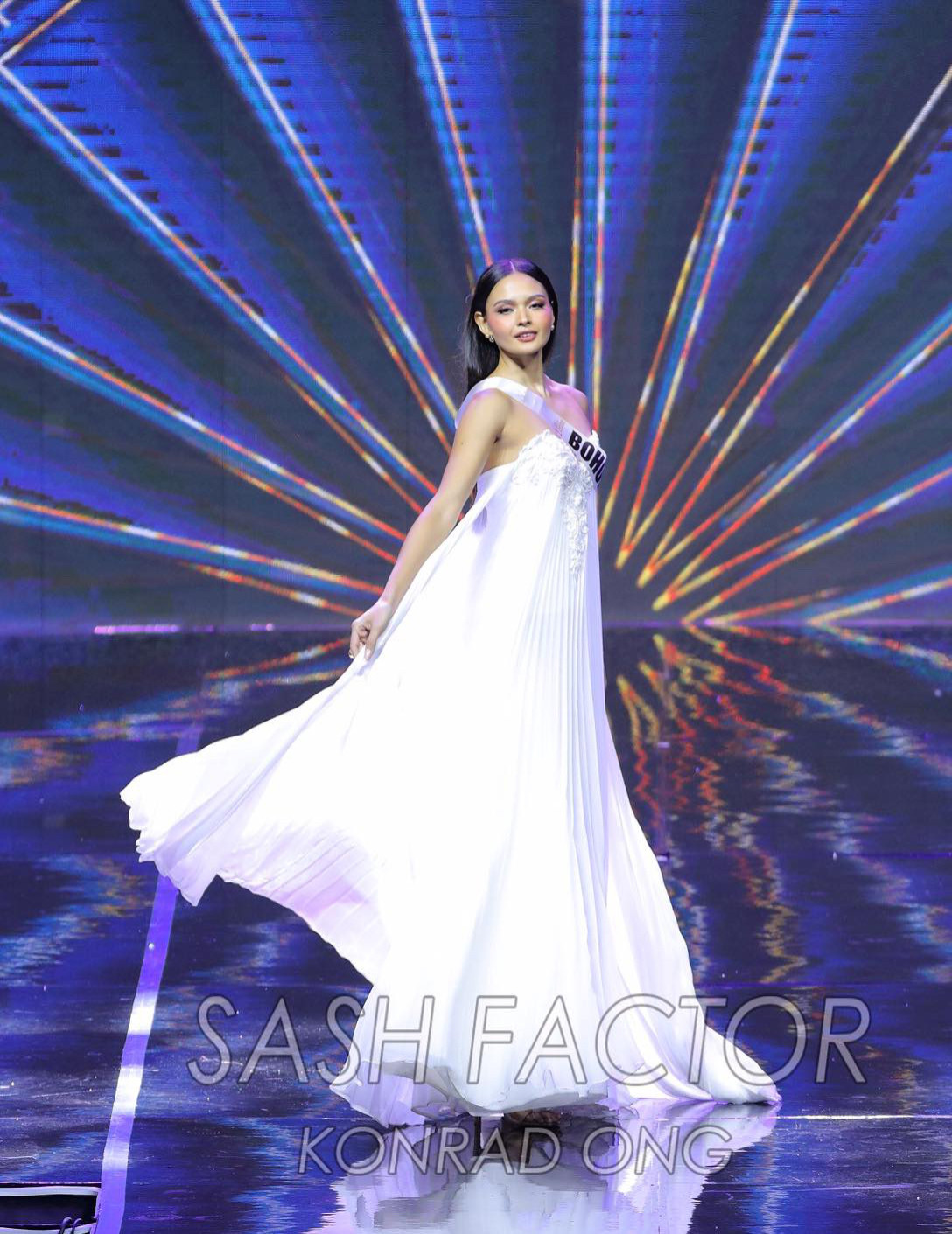 Người đẹp Pauline Amelinckx đại diện tỉnh Bohol diện váy dạ hội bay bổng màu trắng. Chung cuộc, cô dừng chân ở top 5. Thiết kế của Pauline Amelinckx được cho là lấy cảm hứng từ váy dạ hội của người đẹp Nga Oxana Fedorova trong đêm chung kết Hoa hậu Hoàn vũ 2002.