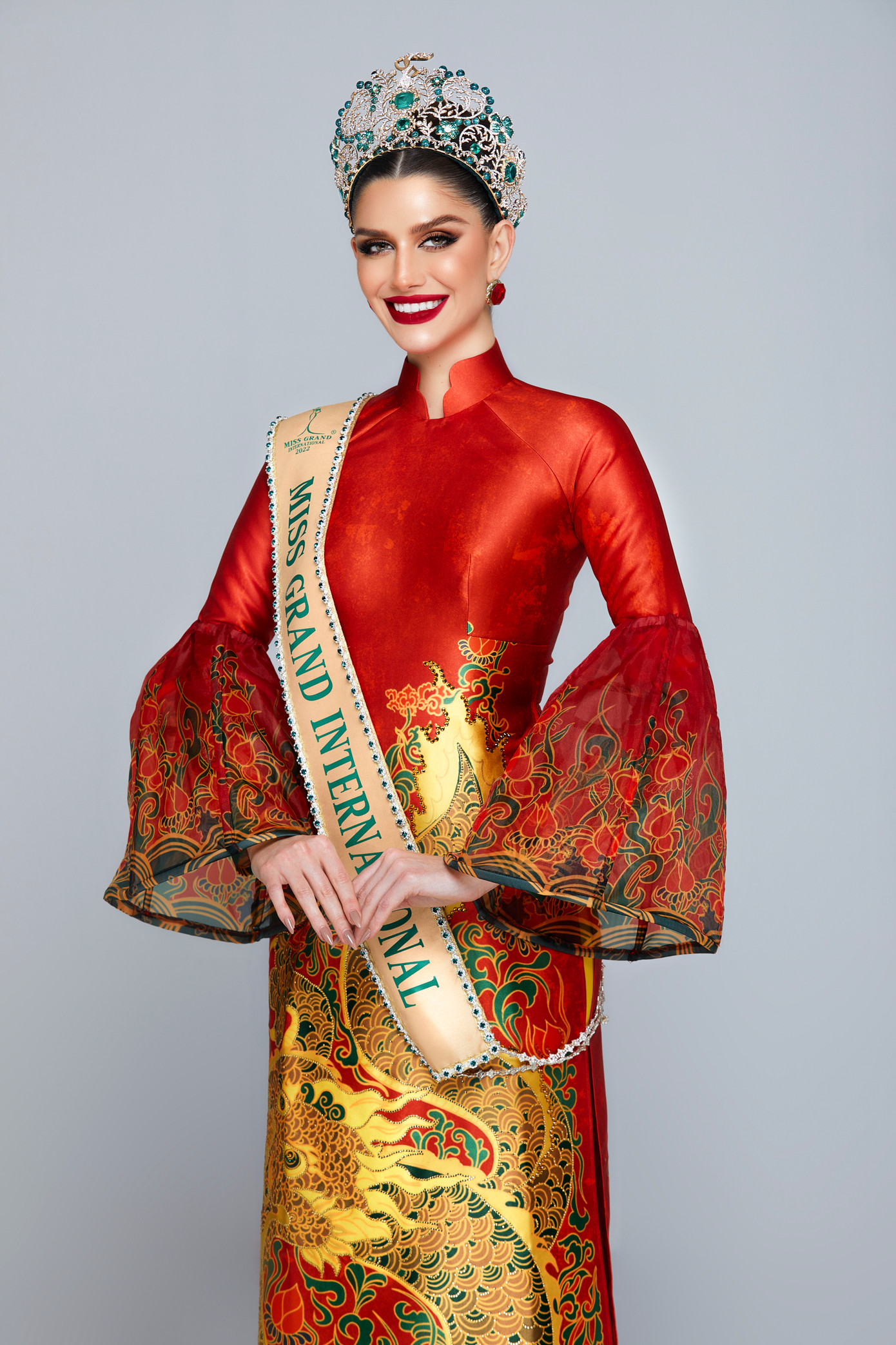 Isabella Menin khoe sắc với áo dài.