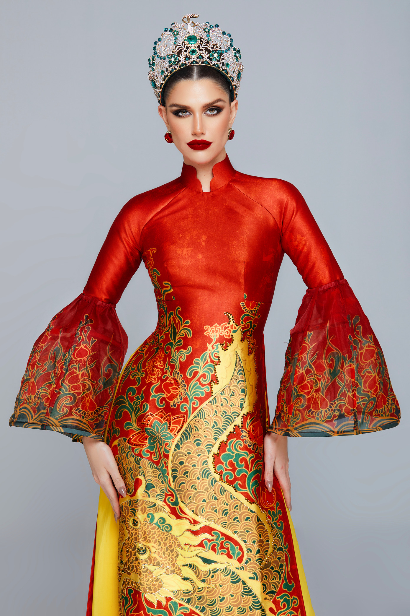 Isabella Menin khoe sắc với áo dài.