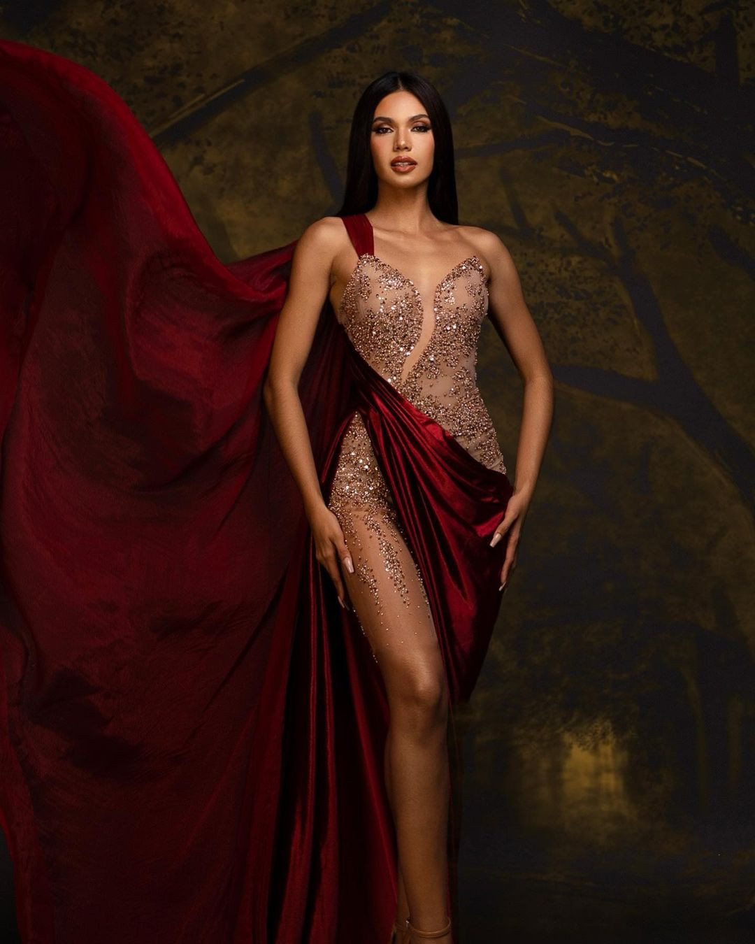 Tối 13/5, đêm chung kết Hoa hậu Hoàn vũ Philippines 2023 được diễn ra với sự tham gia của 38 thí sinh. Chung cuộc, danh hiệu Á hậu 1 thuộc về người đẹp đại diện tỉnh Zambales - Christine Opiaza. Cô là một trong những người đẹp nổi bật ngay từ đầu cuộc thi. Trong đêm chung kết, Christine Opiaza diện bộ váy dạ hội màu đỏ đính đá lấp lánh. Mỗi khi người đẹp bước ra sân khấu lại được khán giả cổ vũ nồng nhiệt.