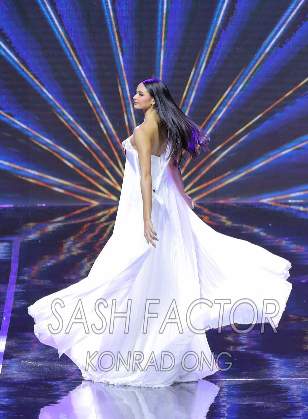 Người đẹp Pauline Amelinckx đại diện tỉnh Bohol diện váy dạ hội bay bổng màu trắng. Chung cuộc, cô dừng chân ở top 5. Thiết kế của Pauline Amelinckx được cho là lấy cảm hứng từ váy dạ hội của người đẹp Nga Oxana Fedorova trong đêm chung kết Hoa hậu Hoàn vũ 2002.