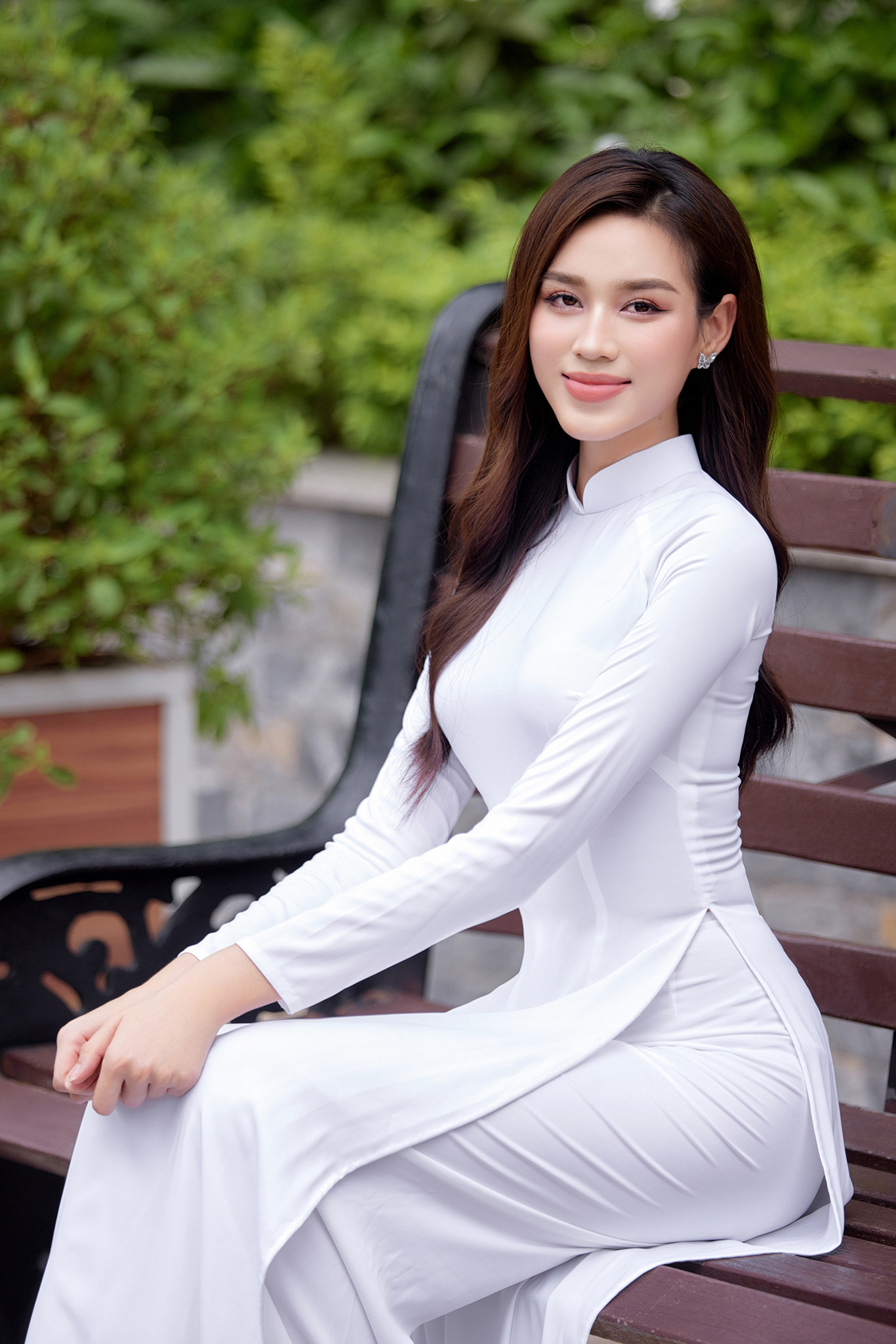 Trong bộ ảnh, Hoa hậu Việt Nam 2020 chọn áo dài trắng nền nã. Cô chọn cách trang điểm, làm tóc nhẹ nhàng để tôn lên vẻ trong trẻo. Với vóc dáng cân đối cùng chiều cao ấn tượng 1,75 m, Đỗ Thị Hà nhận được nhiều lời khen ngợi khi mặc áo dài.