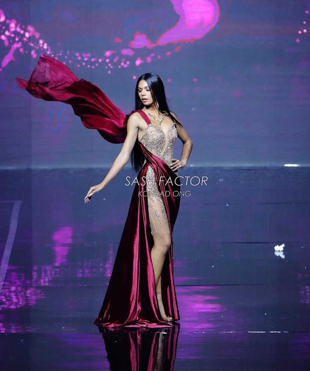 Dù Michelle Marquez Dee giành giải váy dạ hội đẹp nhất, fan cho rằng Á hậu 1 Christine Opiaza là người có màn trình diễn ấn tượng nhất. Cô diện bộ váy dạ hội màu đỏ đính đá lấp lánh với phần tà bay bổng. Người đẹp đại diện tỉnh Zambales có kỹ năng trình diễn ấn tượng, mỗi khi cô bước ra sân khấu lại được khán giả cổ vũ nồng nhiệt.