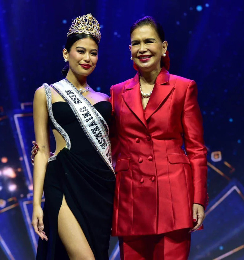 Sau đêm chung kết Hoa hậu Hoàn vũ Philippines 2023, bà Melanie Marquez cũng lên sân khấu để chúc mừng con gái. Sau 44 năm đăng quang, Melanie Marquez gây chú ý với vẻ ngoài quyền lực, sang trọng. Nhan sắc đã lộ nhiều dấu hiệu lão hóa nhưng Melanie Marquez vẫn có phong cách thời trang ấn tượng.