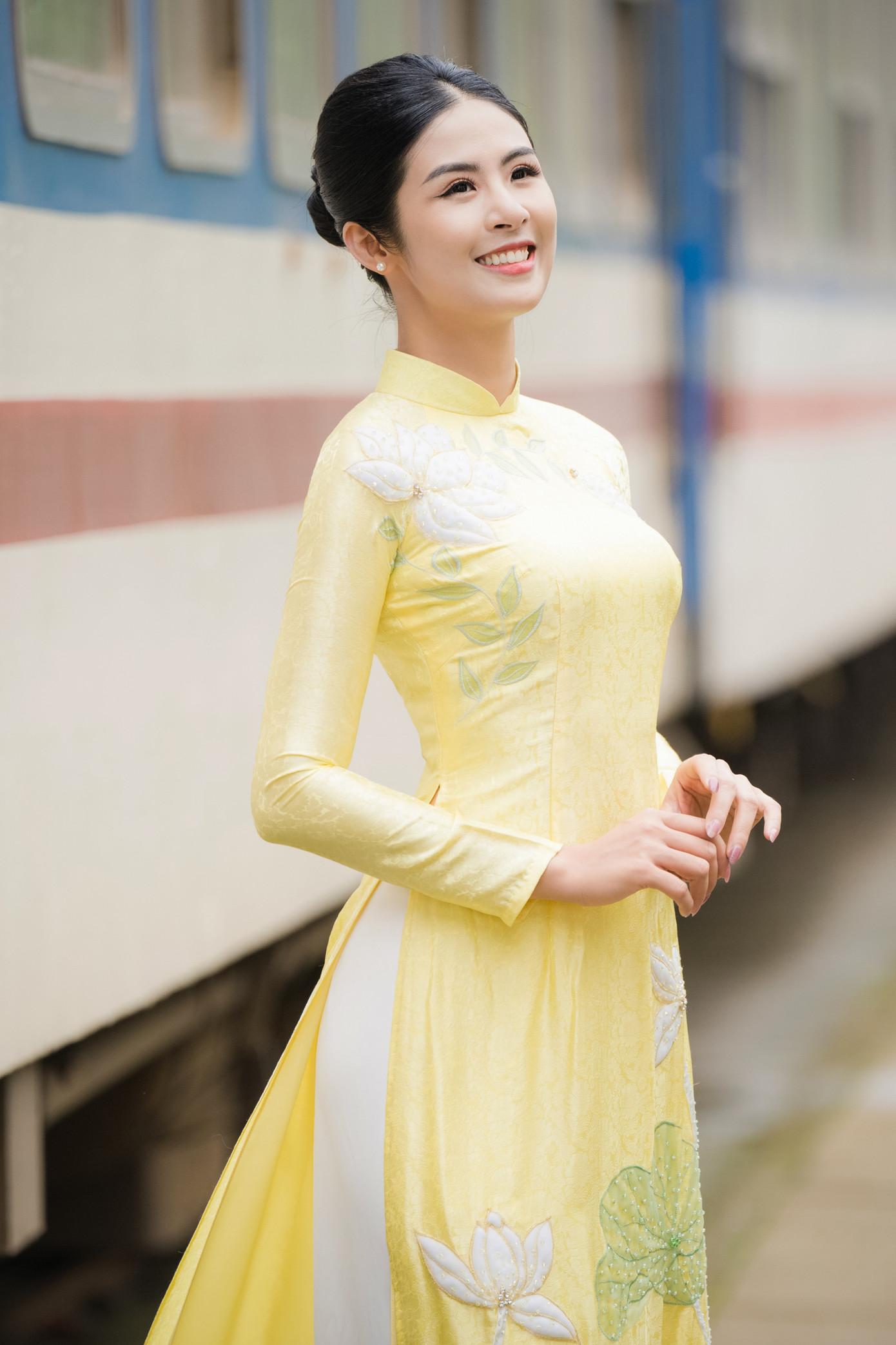 Ngọc Hân và bạn trai tổ chức đám cưới ở Hà Nội vào ngày 10/12. Mới kết hôn được gần nửa năm, cuộc sống hôn nhân mới chỉ bắt đầu nên Ngọc Hân còn nhiều bỡ ngỡ. Cô cho biết đang cố gắng làm quen với việc sắp xếp công việc để chăm chút cho tổ ấm.