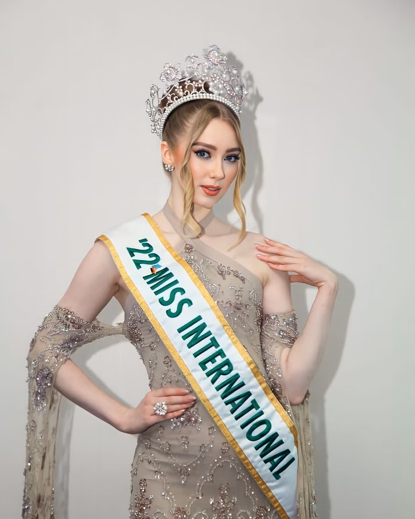 Jasmin Selberg mặc váy dạ hội đính kết lộng lẫy, cầu kỳ khoe vai trần. Nhan sắc của cô được đánh giá ngọt ngào, duyên dáng. Sau nửa nhiệm kỳ im ắng, thời gian gần đây mỹ nhân Đức hoạt động sôi nổi hơn. Cô tham gia nhiều sự kiện, đi công tác ở nhiều nơi trên thế giới.