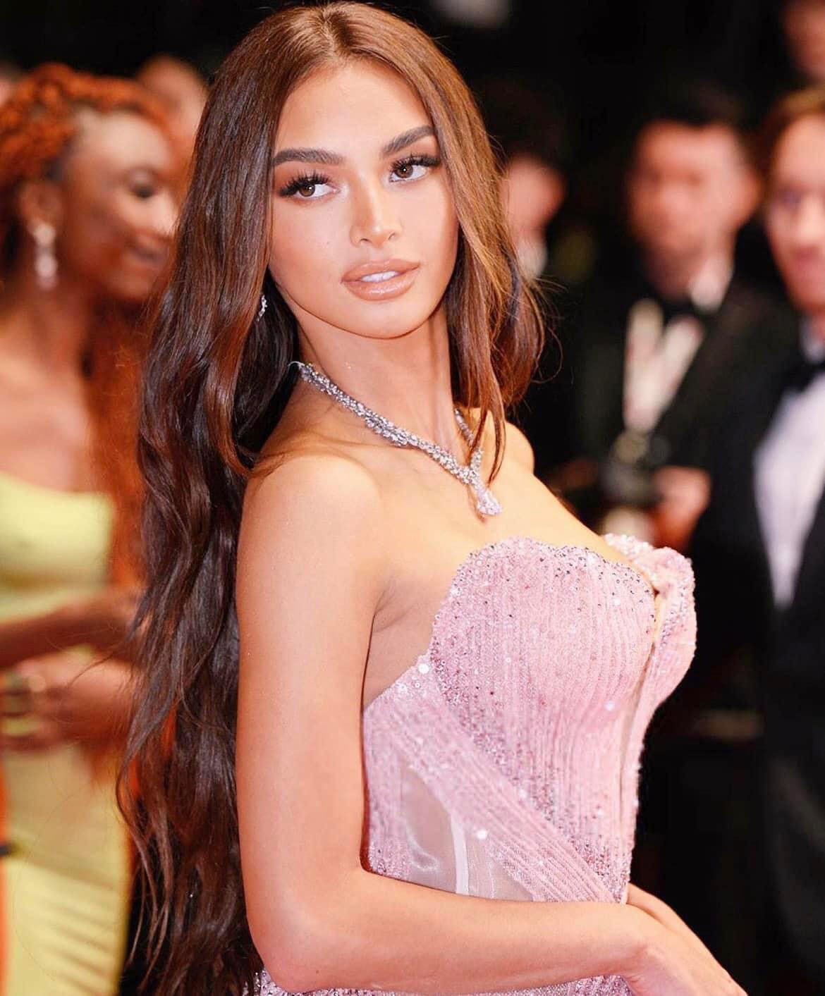 Sau đêm khai mạc, Hoa hậu Quốc tế 2016 Kylie Verzosa có lần xuất hiện thứ 2 trên thảm đỏ Cannes trong bộ váy dạ hội lấp lánh màu hồng. Thiết kế cúp ngực giúp người đẹp Philippines khoe vai trần nuột nà.