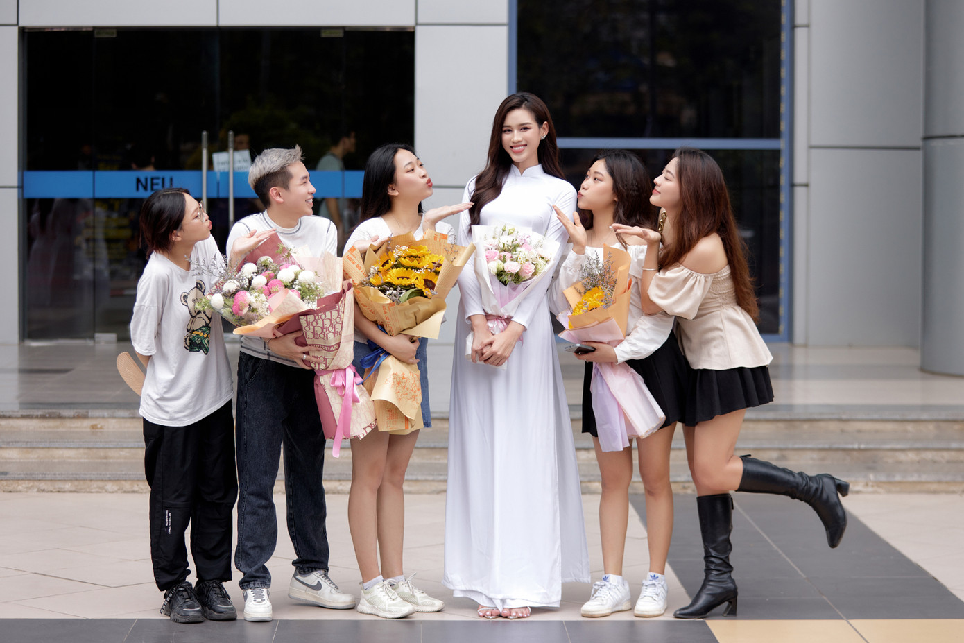 Chia sẻ với Tiền Phong, người đẹp nói: “Khi đi thi Hoa hậu Việt Nam, tôi phải hoãn vài môn, đến đợt training để đi thi Miss World lần thứ 1, tôi tiếp tục phải hoãn thi một kỳ nên bây giờ đang phải học và thi vài môn của kỳ trước. Số lượng môn học nhiều khủng khiếp, gần như gấp 3 các bạn khác nên đôi khi tôi cảm thấy bất lực trong việc cân bằng giữa việc học và công việc. Hết nhiệm kỳ tôi vẫn có thể chạy show, nhưng nếu bây giờ không học thì sẽ bị trễ so với các bạn và bị khản giá chê trách vì hoa hậu mà lại ra trường muộn hoặc bị rớt môn”.