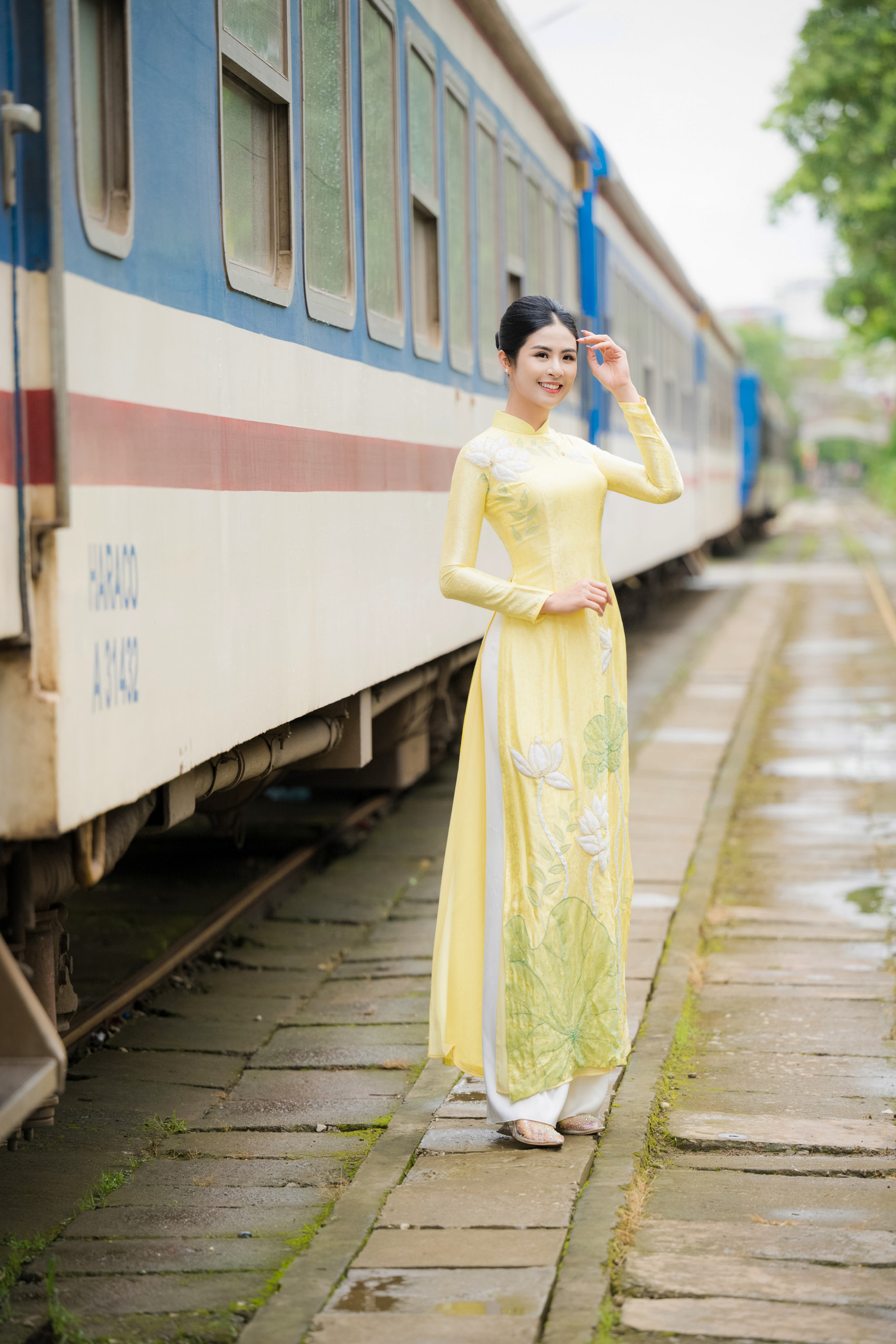 Ngọc Hân và bạn trai tổ chức đám cưới ở Hà Nội vào ngày 10/12. Mới kết hôn được gần nửa năm, cuộc sống hôn nhân mới chỉ bắt đầu nên Ngọc Hân còn nhiều bỡ ngỡ. Cô cho biết đang cố gắng làm quen với việc sắp xếp công việc để chăm chút cho tổ ấm.