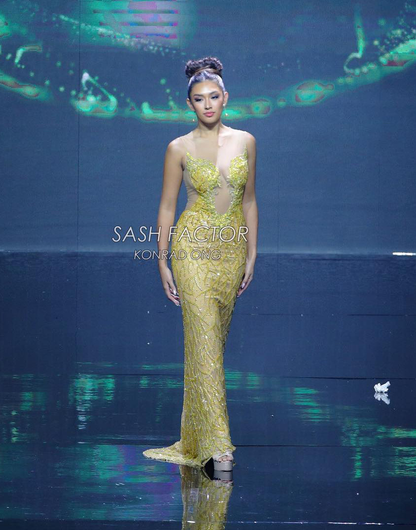 Theo format, sau khi công bố top 10, các người đẹp bước vào trình diễn váy dạ hội. Tuy nhiên ngay sau đó, MC tuyên bố hệ thống chấm điểm bị lỗi nên thay vì top 10, top 18 người đẹp đã cùng trình diễn váy dạ hội.