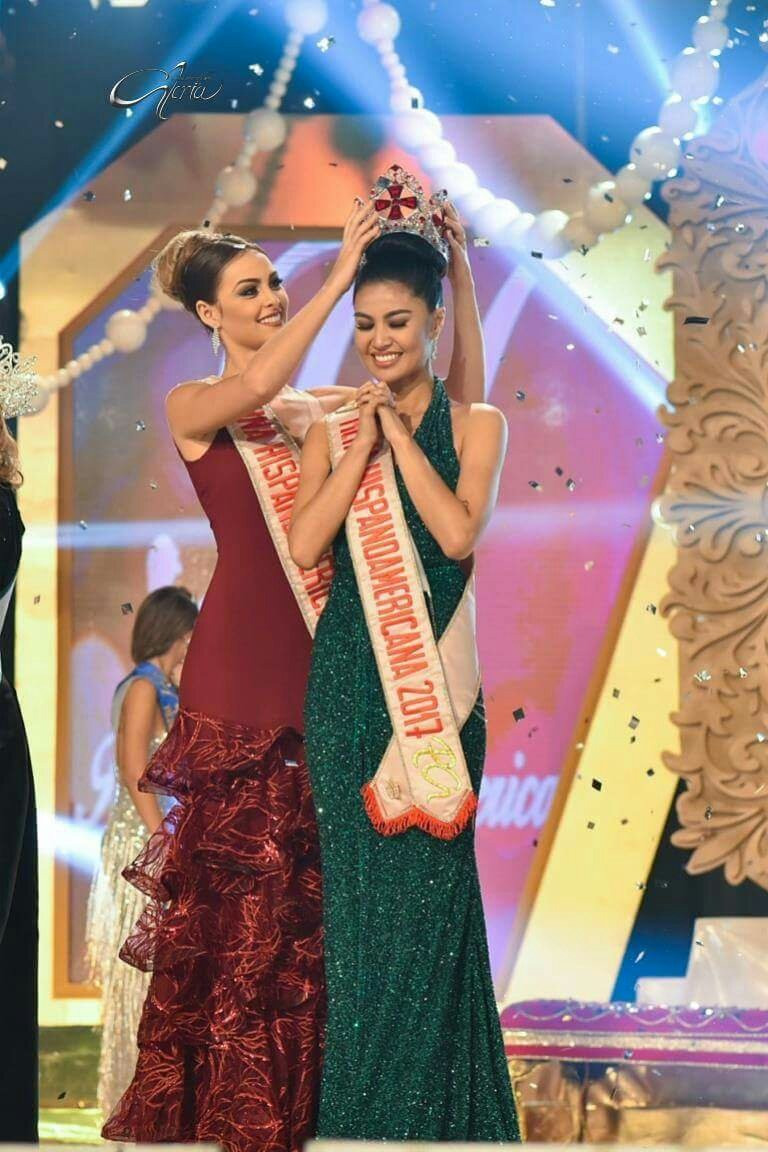 Michelle Marquez Dee còn có người chị họ là Wynwyn Marquez cũng thành công trong lĩnh vực thi sắc đẹp. Wynwyn Marquez sinh năm 1992 là người mẫu, diễn viên, vũ công nổi tiếng ở Philippines. Người đẹp có thành tích thi sắc đẹp ấn tượng, được biết đến nhiều nhất với danh hiệu Reina Hispanoamericana 2017.