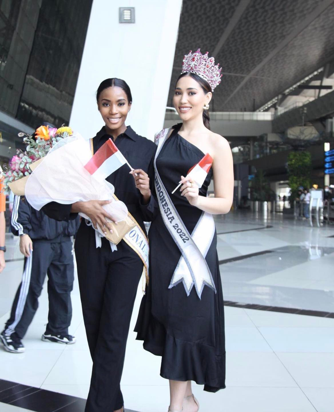 Lalela Mswane diện bộ quần áo màu đen kín đáo, trang điểm nhẹ nhàng. Cô vui mừng khi gặp lại người bạn cùng thi là Adinda Cresheilla - Á hậu 3 Hoa hậu Siêu quốc gia 2022.