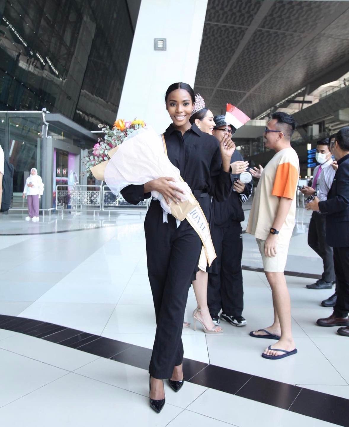 Lalela Mswane diện bộ quần áo màu đen kín đáo, trang điểm nhẹ nhàng. Cô vui mừng khi gặp lại người bạn cùng thi là Adinda Cresheilla - Á hậu 3 Hoa hậu Siêu quốc gia 2022.